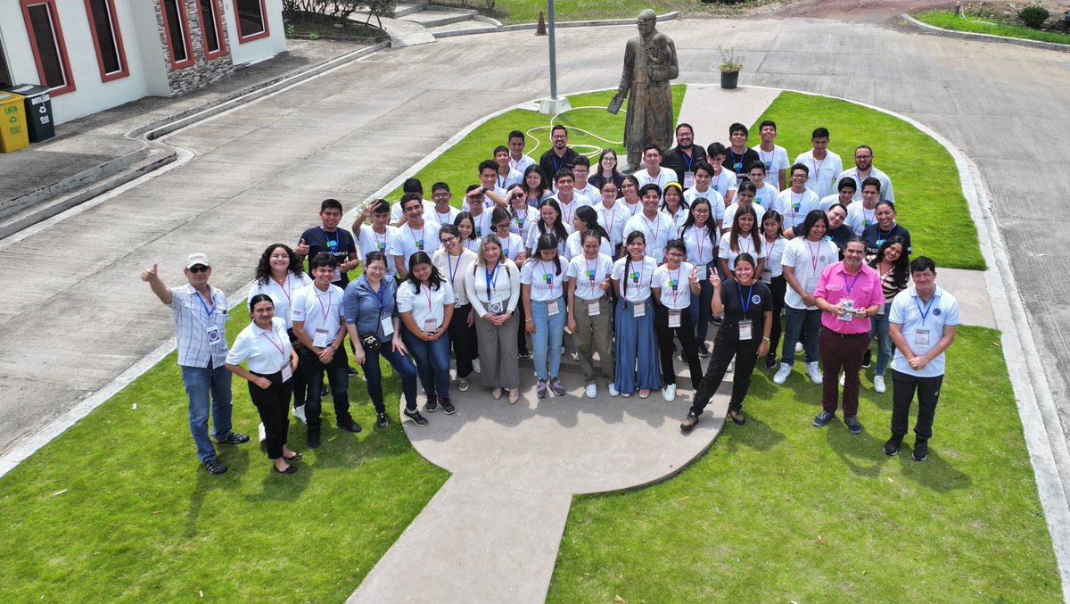 Meeting @NASA_Astronauts @FranklinChangD inspired @luisd187 to dream big & launch the 1st #CentralAmerican🛰️. At #JóvenesGeoespaciales in 🇸🇻, he partnered w/ us to inspire the next generation of #ClimateLeaders- w/ some help from👨‍🚀Frank Rubio. Learn more: bit.ly/3UGmF60