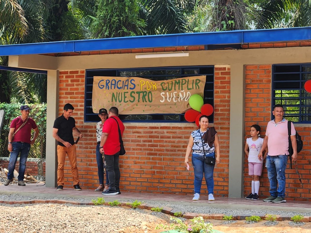 La Agencia de los Estados Unidos para el Desarrollo Internacional @USAID_Colombia entrega, en colaboración con la @RenovacionCo, la Alcaldía de Sardinata y ASOJUNTAS, 𝐝𝐨𝐬 𝐧𝐮𝐞𝐯𝐚𝐬 𝐚𝐮𝐥𝐚𝐬 de clase en la Institución Educativa San Luis Beltrán en Sardinata, Norte de