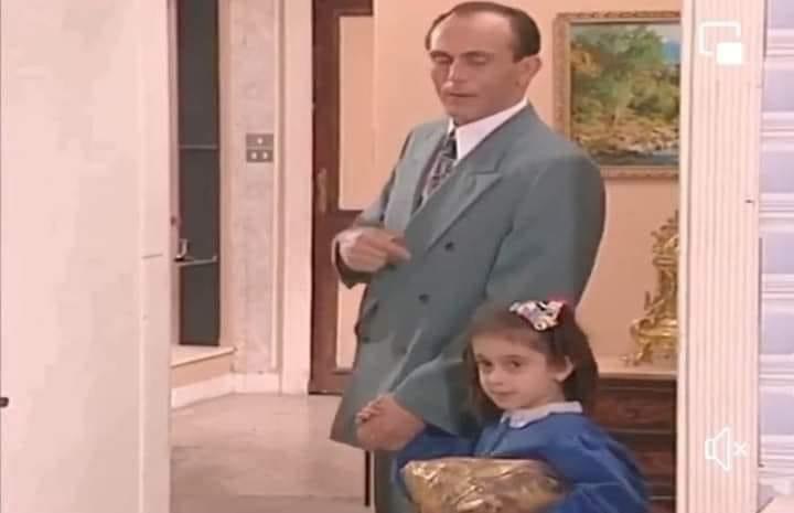 - سكي ع الشاي يا مايسة انا خارج مع هدي عشان مضايفه شوية ..
= مين دي اللي مضايقه !! دي 
* برضه .. حضرتك بتخسري من مشاعري 
- هي قصدها تسخري بس هي متوترة شوية.