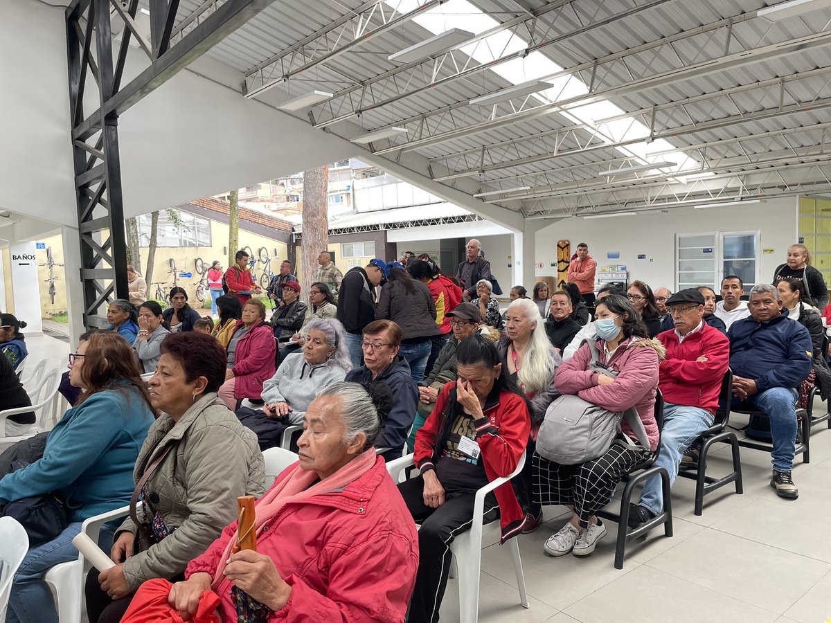 #AEstaHora nos encontramos en el CDC Colinas en nuestro espacio de #EncuentrosCiudadanos. Hoy el enfoque diferencial es para el Sector Cuidado.

¡Construimos de la mano con los habitantes de la localidad!