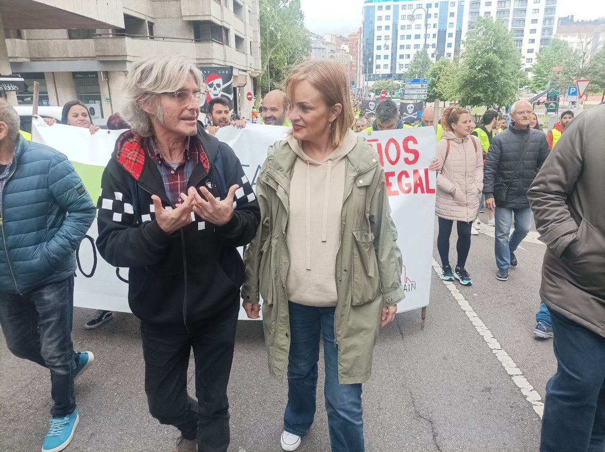 Acompañada de compañeras y compañeros -en la foto, Fidalgo, Carolo, Amorín - estando donde hay que estar: apoyando a los trabajadores y trabajadoras de Sekurit, en Avilés #saintgobainnosecierra. Por la #industria de #Asturies @xuneeliperaposo