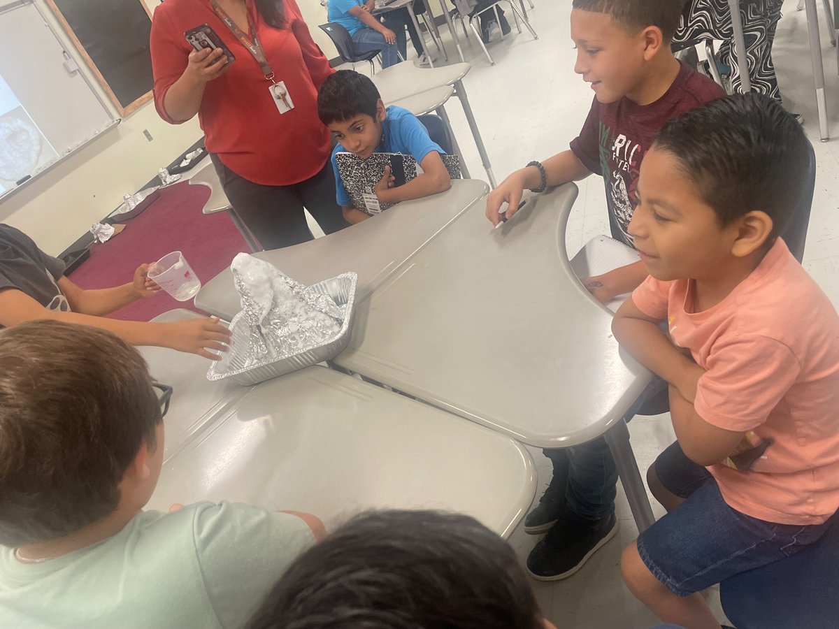 Knayala115's tweet photo. This Kinder baby loved joining Mrs.Collet’s 5th grade class for a science experiment.  @ClevelandISDTX @CottonwoodCISD https://t.co/dv8jisAZjp