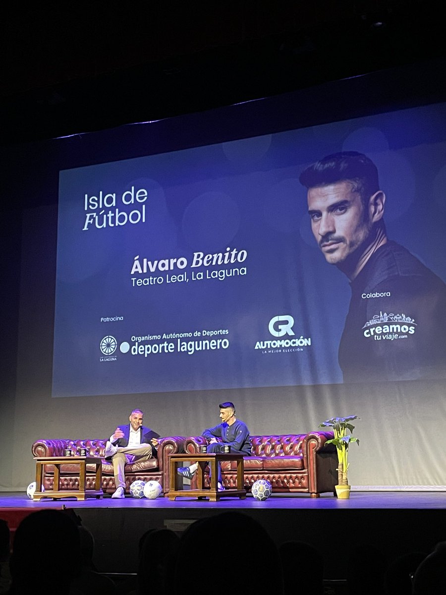 Está lleno el Teatro Leal para ver a @AlvaroBenitoV en el encuentro #IslaDeFútbol1 Presentado por @MaverickGold y @mdaswani