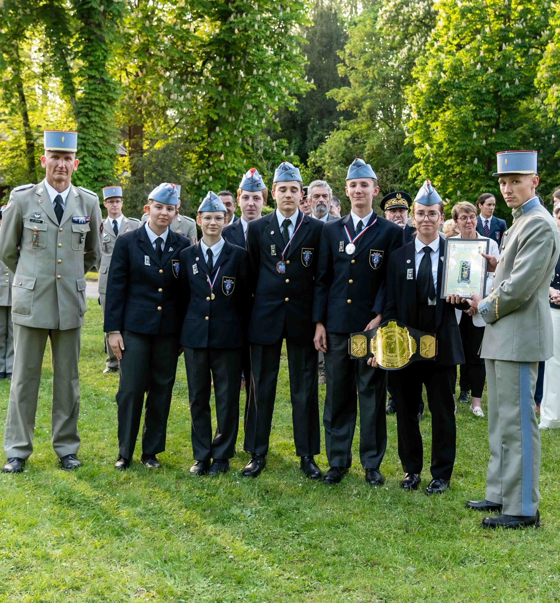 #retourenimage Une petite délégation de #cadetsdeladefense de l' @ENSOAOfficiel ont eu le privilège de participer au baptême de la 372ème promotion à Fontainebleau. Le parrain se nomme Adjudant Géo André. Un parcours inspirant :youtu.be/k-7nzImz94c?si…
📸 BCOM/ENSOA