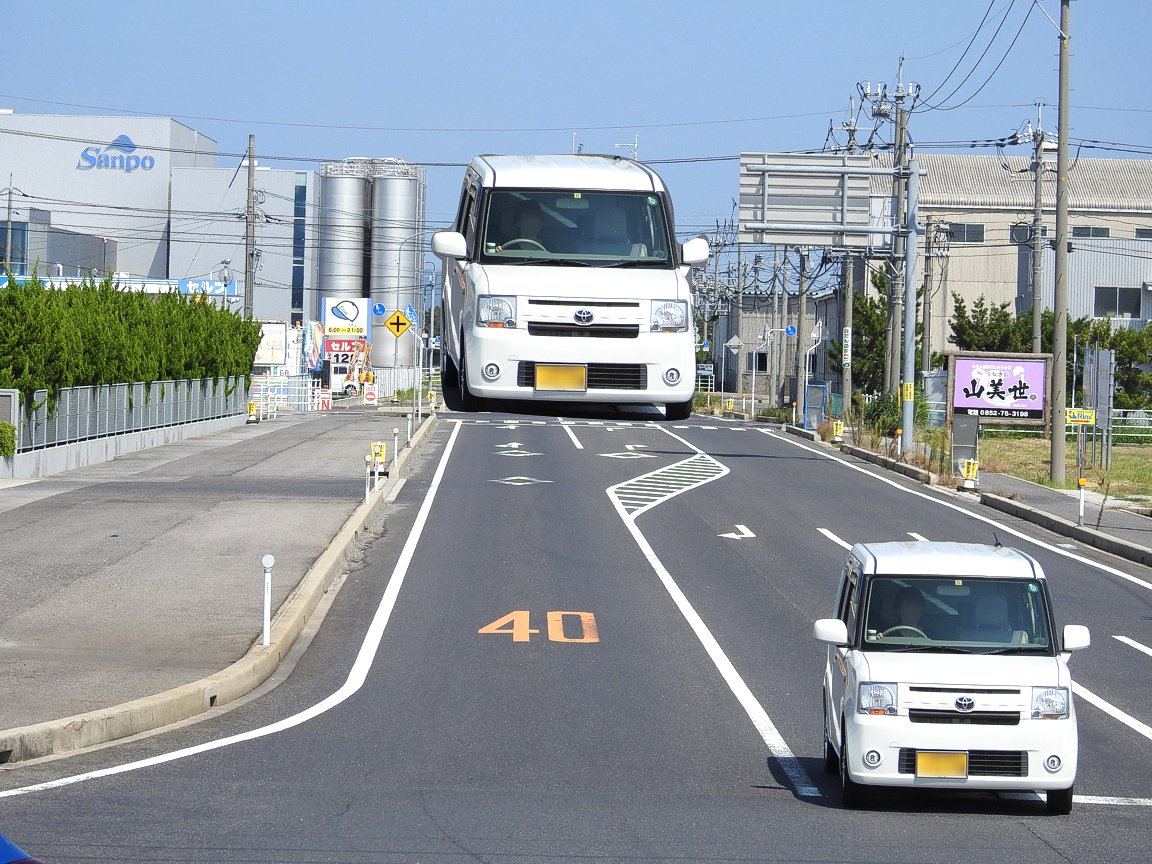 Rainmaker1973's tweet photo. These 2 cars are the same size.

Ponzo illusion, first demonstrated by Italian psychologist Mario Ponzo in 1911, suggests that the way we judge an object’s size is highly dependent on its background.

[📷 @AkiyoshiKitaoka] https://t.co/MhNw3EAivF