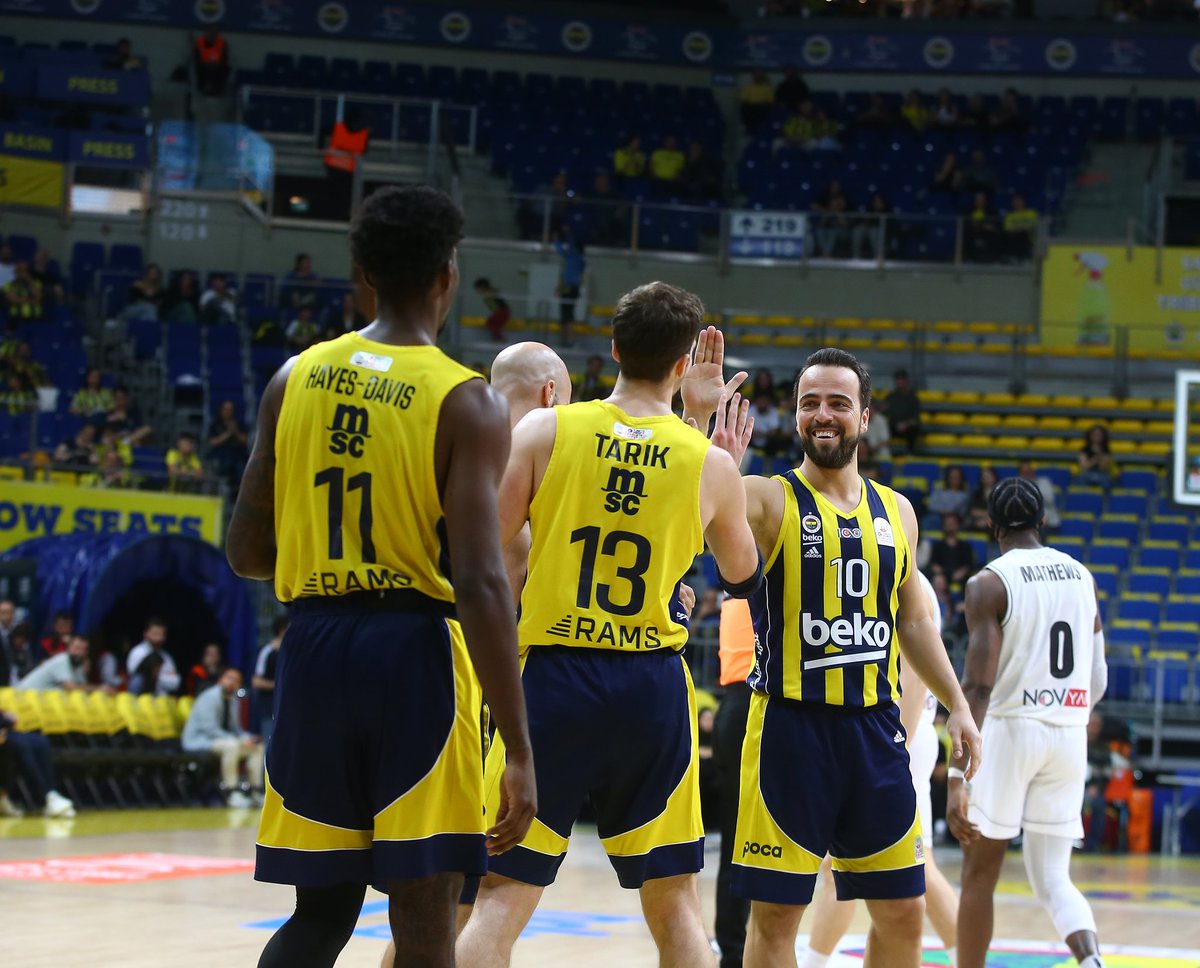 PLAYOFF ÇEYREK FİNAL İLK MAÇINI KAZANIYORUZ! MS | FENERBAHÇE 102 - 72 Aliağa Petkimspor Güzel sıkıntısız bir galibiyet ve 40 dakika oldu. 2. maç, Petkimspor'un ev sahipliğinde Cumartesi günü oynanacak.