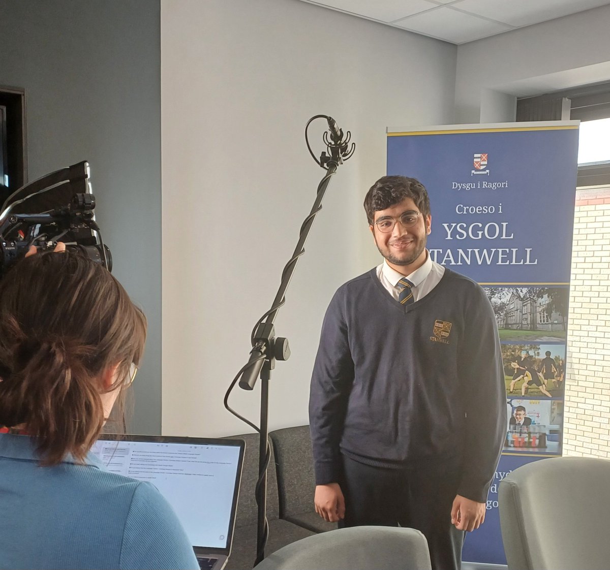 Rhywbeth arbennig wedi digwydd heddi! Ni di cael ein ffilmio am fideo gan y @LlywodraethCym @SeneddWales am #SiarterIaith. A very special day where we were filmed for the WG about our SiarterIaith success #proud #education @CSCSiarterIaith @StanwellSchool