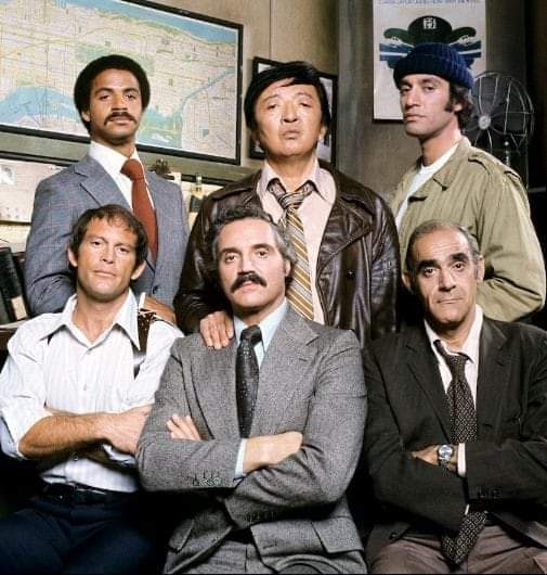 lippyent's tweet photo. Can you name this TV 📺 Series? Hmm 🤔 ?¿ https://t.co/8H3v5g7FSS
