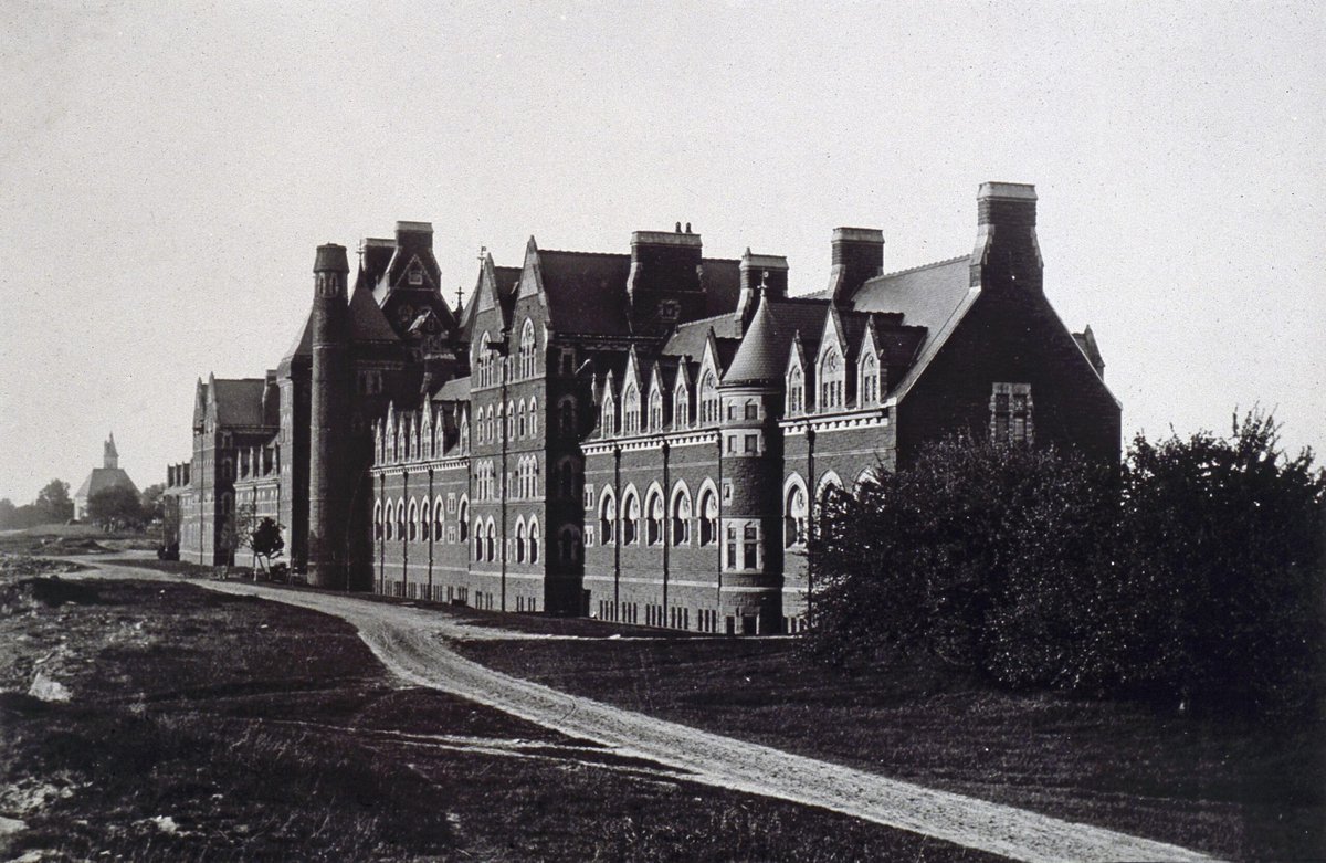 Happy Charter Day, Bantams! 💙💛 As the College's Bicentennial flag flies at the Connecticut State Capitol, we also commemorate Trinity's Long Walk Historic District now being listed on the National Register of Historic Places. Read more: trincoll.link/NRHP #TrinProud