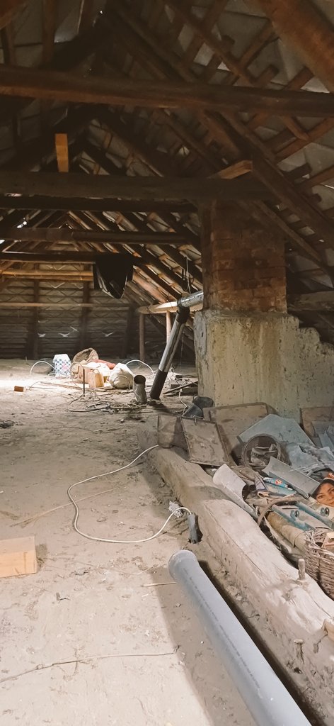 Jo estet allemaal 🥰
Vandaag tegels gekocht voor woonkamer en gaan de muren witten met kalk.geduldklusje want moet in drie a vier lagen aangebracht worden.foto's zijn van de zolder die alleen gebruikt worden als opslag en  te drogen.leuke dingen gevonden daar😊
Fijne avond 🥰🥰🥰