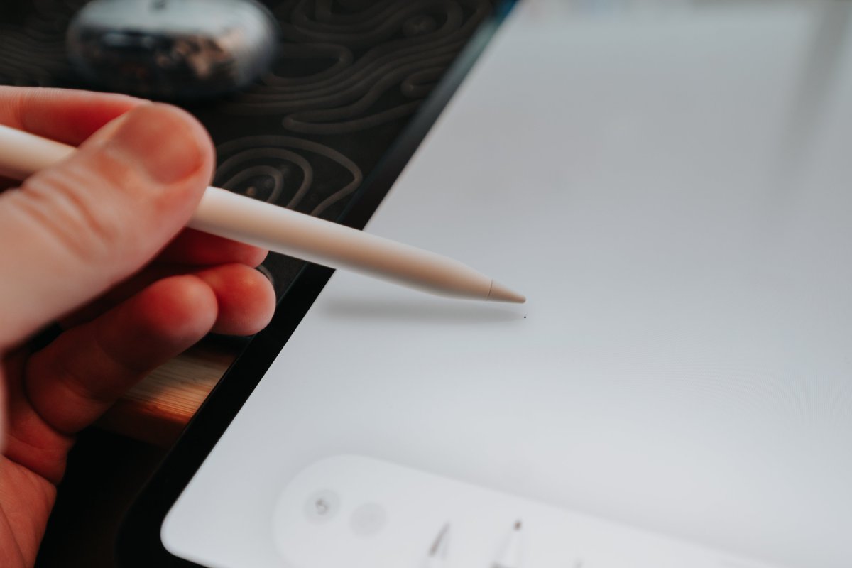 Whoever designed the pencil shadow on the new iPad needs a massive raise.