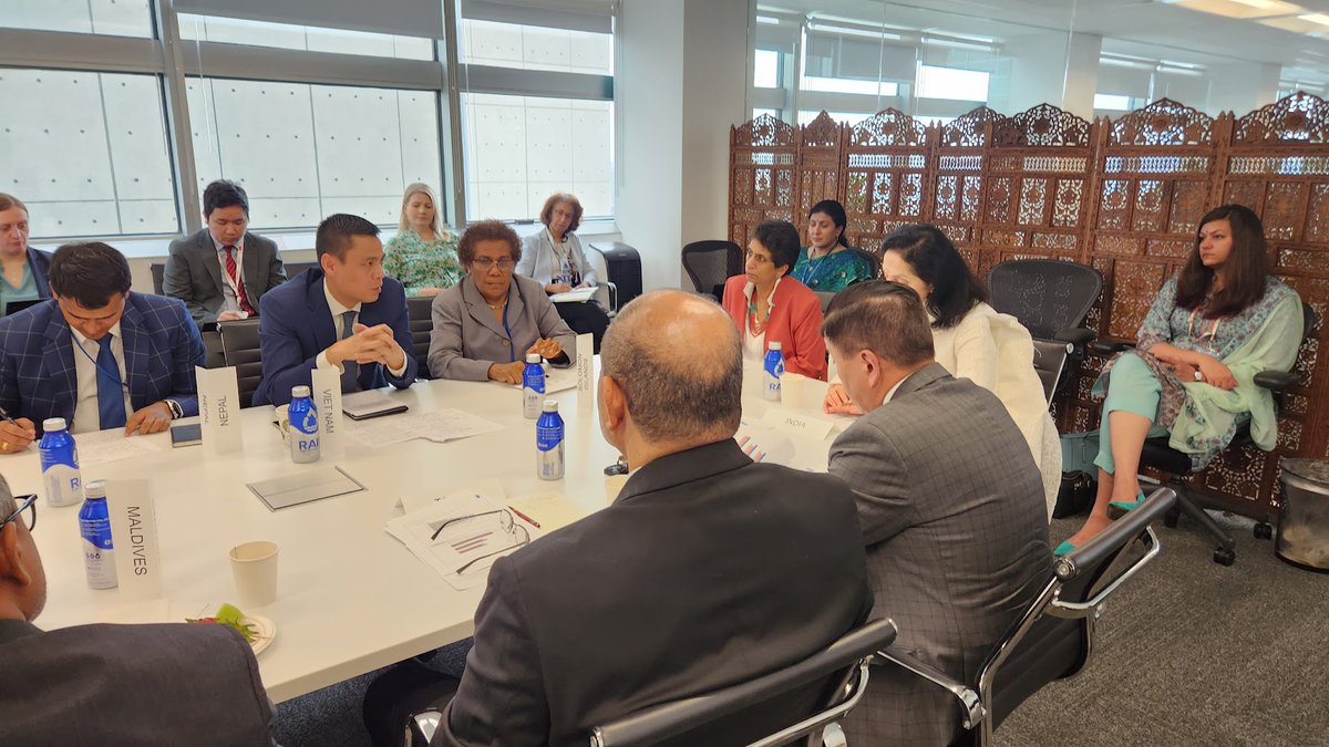 1.3 billion #informalsector workers need legal and social protections not 'formalisation', was core of policy conversation w AsiaPacific ambassadors co-hosted w @IndiaUNNewYork @ruchirakamboj. @UNDPasiapac analysis on structural transformation was backdrop. @ASteiner @fibke