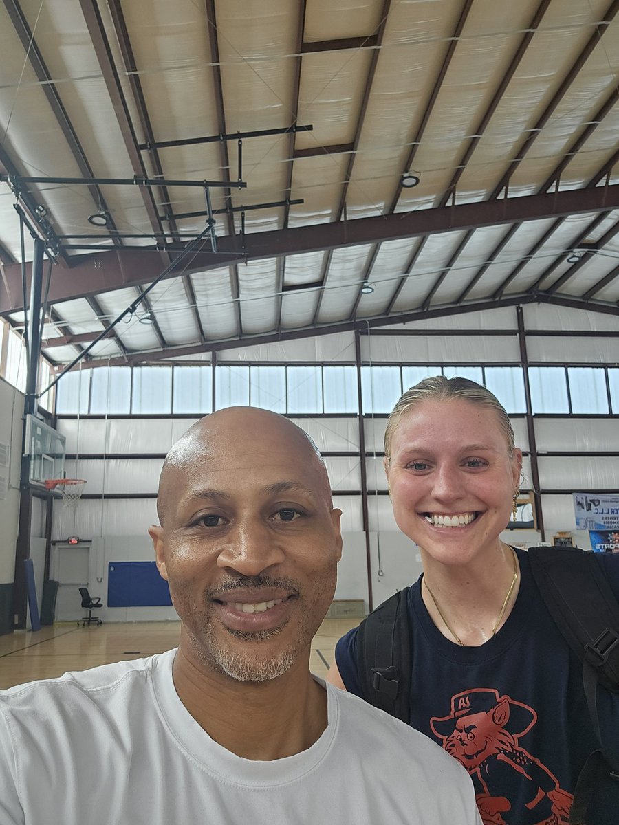 Always a good time in the gym with @cate_reese a PRO 🇦🇺 ✈️ #TheGrindDontStop🏀