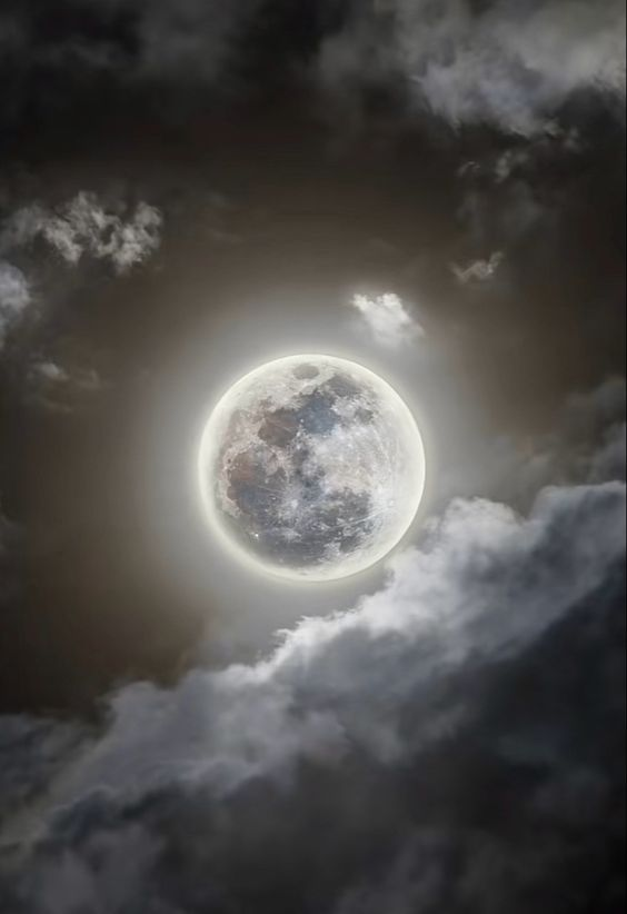 urwizards's tweet photo. 🤔We ponder every day on how to create dice that dazzle everyone.
🥺One night, after a long period of deep contemplation without any breakthroughs, I stepped out onto the balcony. 
🌕Suddenly, as I looked up, I saw a perfectly round full moon...

#dnddice #moondice #urwizards #handmadedice