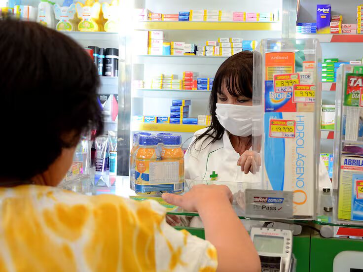 Chile. Cadenas de farmacias incumplen rebaja de hora semanal de jornada laboral, atentando contra derecho de las y los trabajadores: ¿Hay medicamentos contra la burla patronal? federacionccu.cl/2024/05/16/chi…