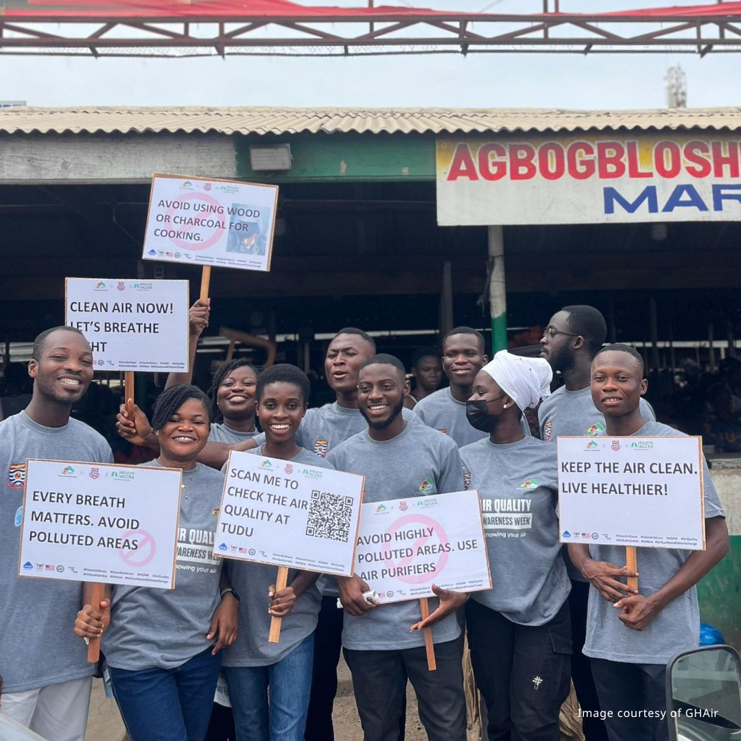🙌 Snapshots from Accra's first ever #AirQualityAwarenessWeek!

Breathe Accra's @GhanaAQ (led by Prof. Kofi Amegah) took to the streets to speak to residents about the impact of air pollution and how they can learn about air quality levels in their neighbourhood.