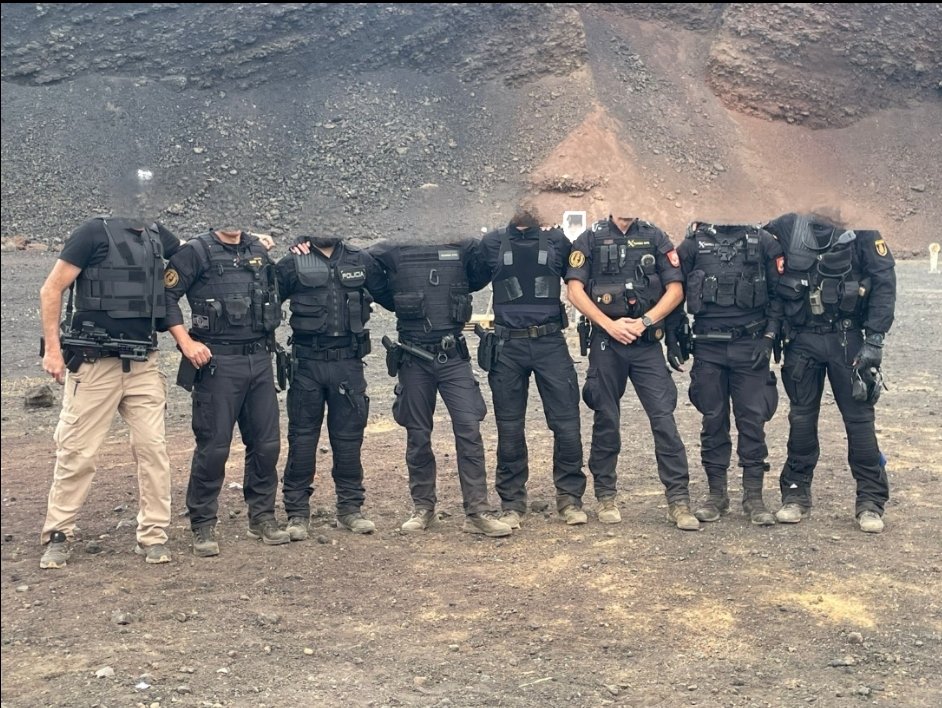 Percebe87's tweet photo. Imágenes de ESCOLTEX 01/24
Adiestramiento está orientado exclusivamente al ámbito de protección de autoridades.
Aquí vemos:
GRS1 (Valdemoro) y al GOE de Canarias juntos.El de la derecha es un ex GEO histórico
En la segunda:
👀 al ET,EA,AR,PL,GRS y GOE con @ivanims77
#seguridad https://t.co/w8xUl8h4rK