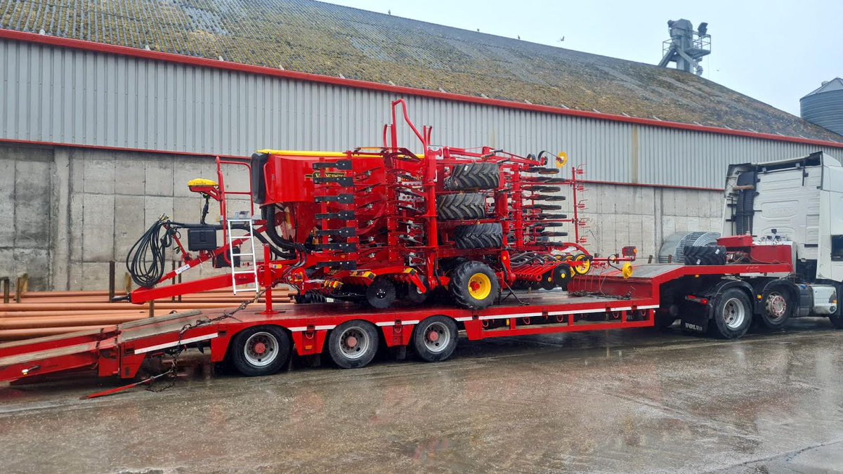 New Vaderstad Spirit 600S loaded and away to returning customers Martin and Kevin Byrne in Athy today. This drill will be replacing their previous Vaderstad Spirit 600S of 12 years. Best wishes lads and thanks for your continued business🤝 #cooneyfurlongmachinery