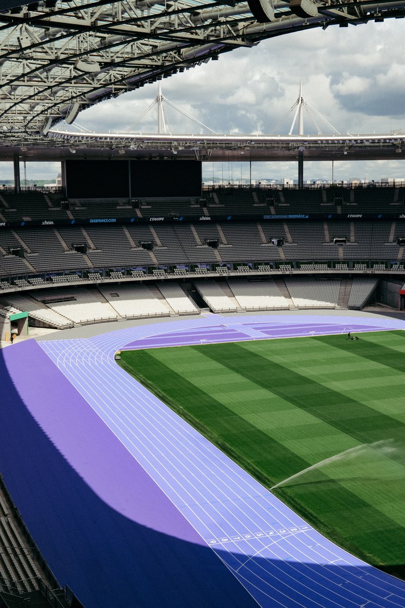 Who else than Carl Lewis to unveil our purple track 💜 The Stade de France is more than ready for the Athletics event this summer. Be ready, this track will be faaaast ⚡