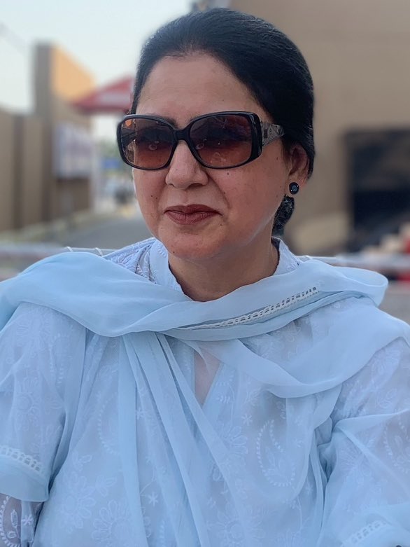 خان تم جس رنگ کا کپڑا پہنو 
وہ ہمارا پسندیدہ رنگ