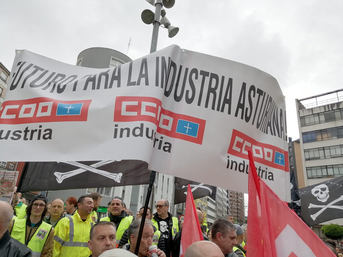 #EstaPasando las calles se llenan en #Avilés en apoyo de los compañeros y compañeras de <a href="/SaintGobainES/">Saint-Gobain España</a> .