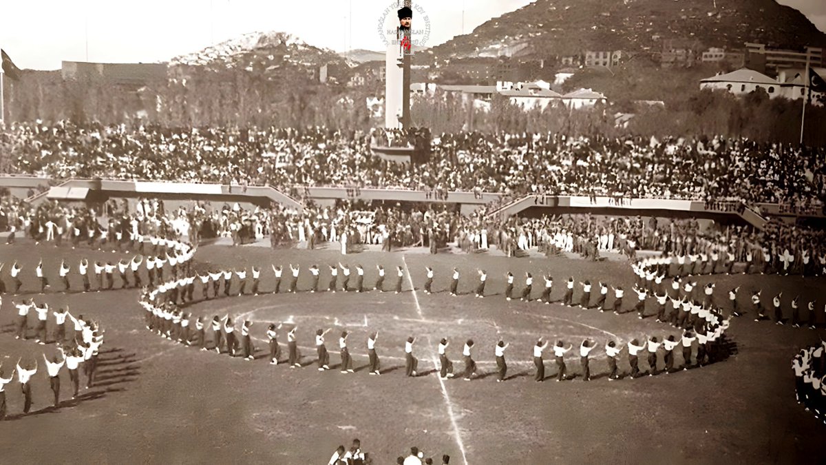 500 kişilik Hasanoğlan Köy Enstitüsü öğrencileri zeybeği, horonu, halayı oluşturdukları dev halkalarla seyircilere sunar... 19 Mayıs 1945 Ankara Stadyumu