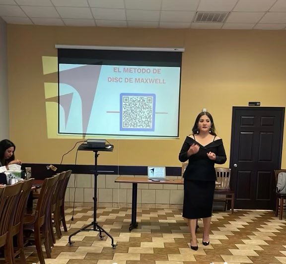 I presented at a networking event for Spanish-speaking professionals about @Maxwell_Leaders @TheJohnCMaxwell embracing my bilingualism & connecting w growth-minded individuals. The experience allowed me to expand my reach as a Maxwell leader! #Bilingualism is a super power! 💥