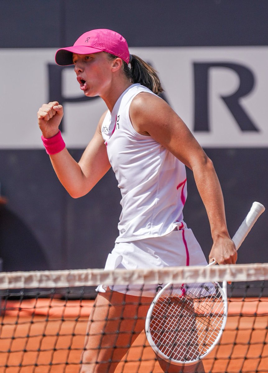 Madrid şampiyonu, Roma finalisti: Iga! 🎩 6-4 6-3 🆚 Coco Gauff #IBI24’te adını finale yazdıran Iga Swiatek, aynı zamanda rakibine karşı oynadığı 11. maçta 10. kez korttan galip ayrıldı. 🔥🫡