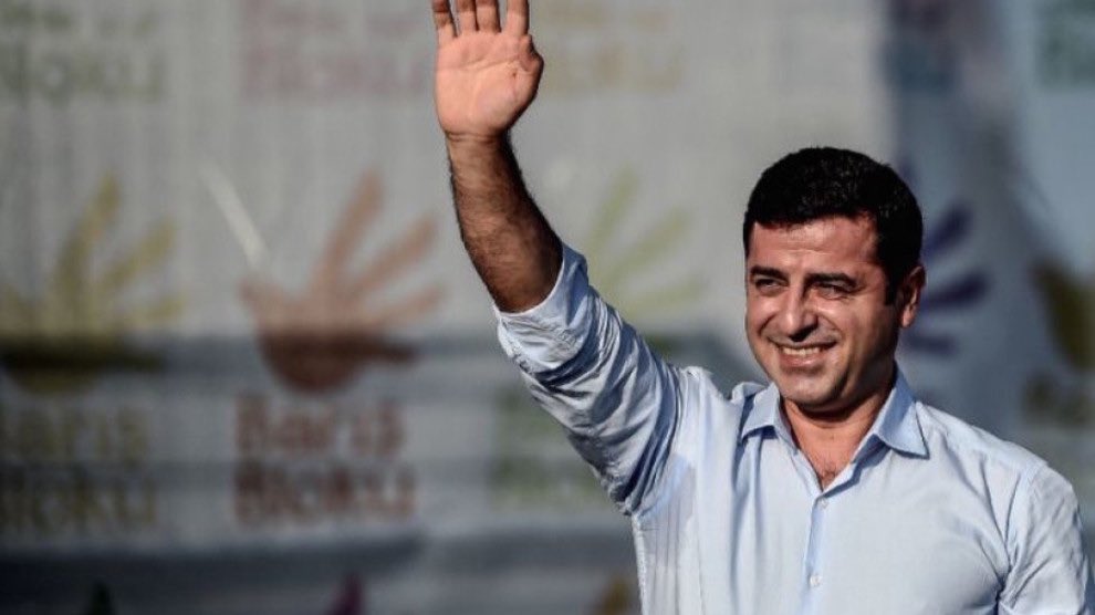 Die früheren Vorsitzenden der HDP, Selahattin Demirtaş und Figen Yüksekdağ, wurden zu weiteren 42 und 30 Jahren Gefängnis verurteilt. Sie sind bereits seit vielen Jahren in Haft.
Meine Solidarität gilt ihnen, den anderen Verurteilten, der demokratischen Opposition in der #Türkei.