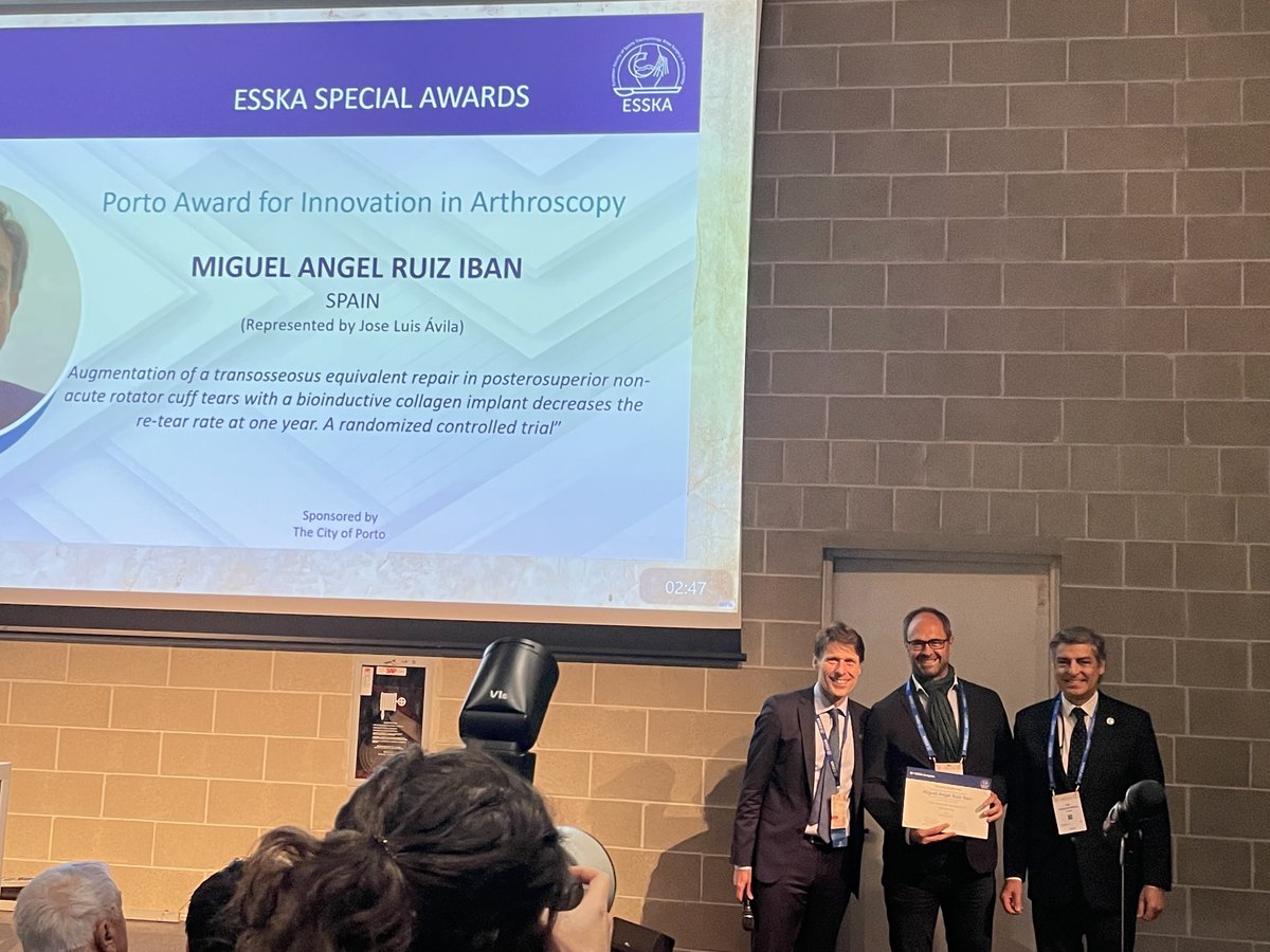 A proud moment for #RotatorCuff repair. Delighted to see Dr. Miguel Ruiz Ibán receive the prestigious #ESSKA Special Porto Award for Innovation in Arthroscopy for his work on the first RCT on our REGENETEN Bioinductive Implant. Read summary: smith-nephew.stylelabs.cloud/api/public/con…
