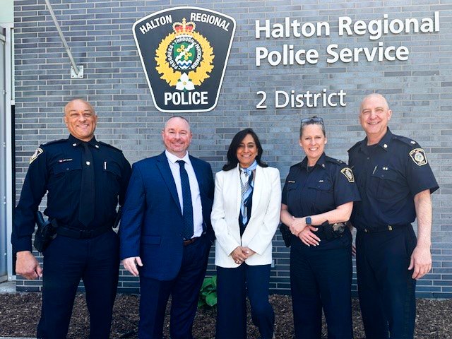 2 District Oakville was pleased to host The Honourable @AnitaAnandMP to talk about collaboration, challenges, and opportunities in policing.