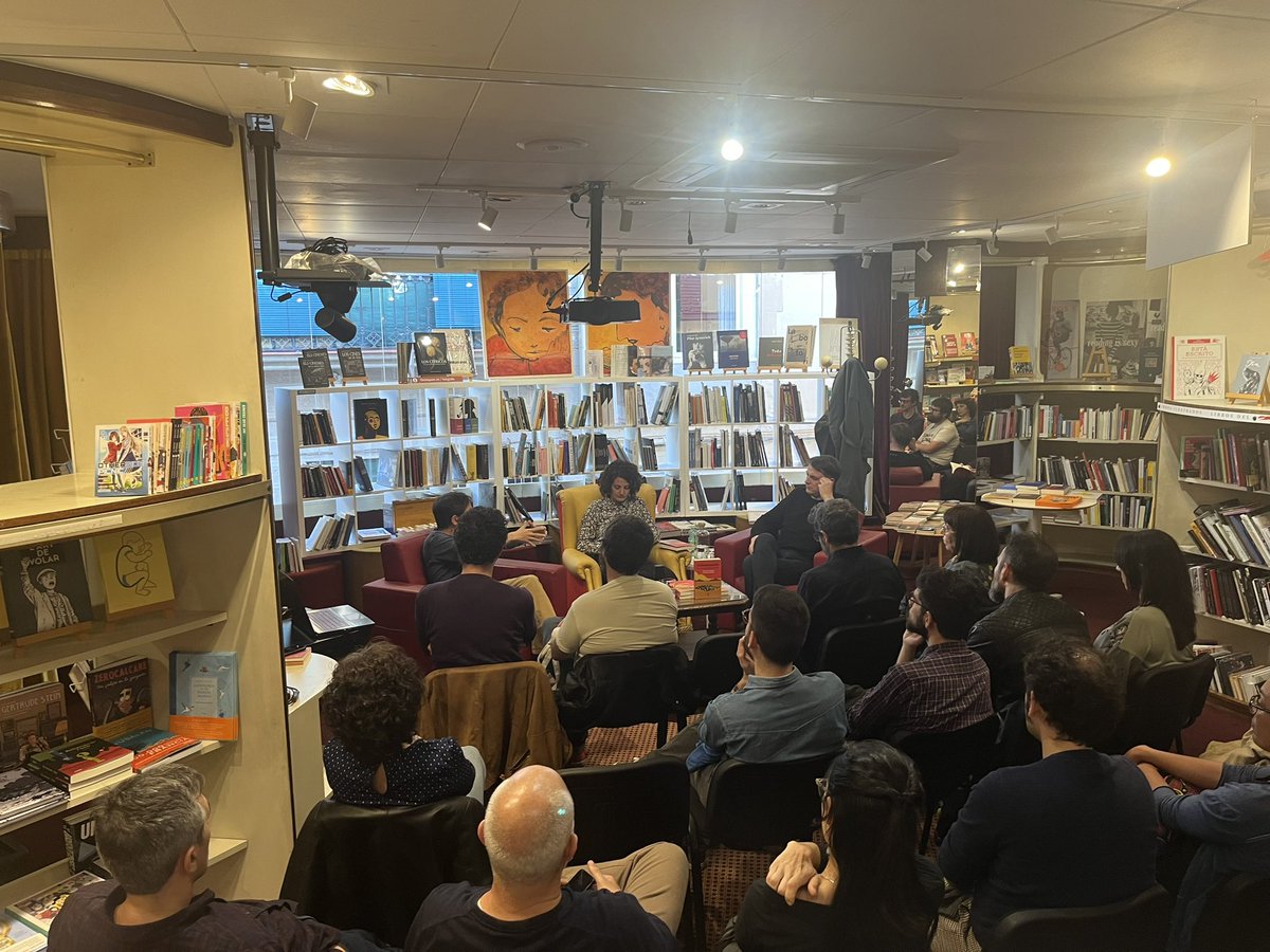 La @Nollegiu del Poblenou llena para escuchar a Marta Armingol y @laureanodebat presentando “Colonización” @LaCajaBooks: