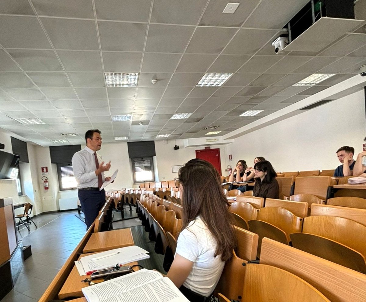 Marco Carlizzi (@mcarlizzi) on Twitter photo Ultimo giorno di lezioni all' <a href="/UniLUMSA/">Università LUMSA</a>, classe raccolta, discutiamo di #MercatiFinanziari e di #FinanzaEtica: in quest'epoca di guerre temi ancora più rilevanti.
Grazie a tutt* gli studenti e le studentesse per la strada compiuta insieme quest'anno e... ci vediamo all’esame! Ultimo giorno di lezioni all' <a href="/UniLUMSA/">Università LUMSA</a>, classe raccolta, discutiamo di #MercatiFinanziari e di #FinanzaEtica: in quest'epoca di guerre temi ancora più rilevanti.
Grazie a tutt* gli studenti e le studentesse per la strada compiuta insieme quest'anno e... ci vediamo all’esame!