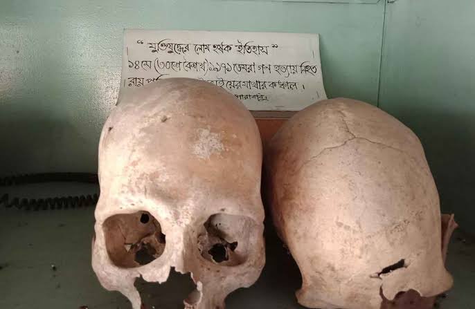 sanjoychakra's tweet image. #DemraMassacre
The horror stories of #Partition of #Bengal in 1947 is not well documented.  
Similarly the brutality that the Hindu population of East Pakistan faced in 1971 has neither been publicized nor remembered. 
Baushgari is a small village in the Demra region of what’s…