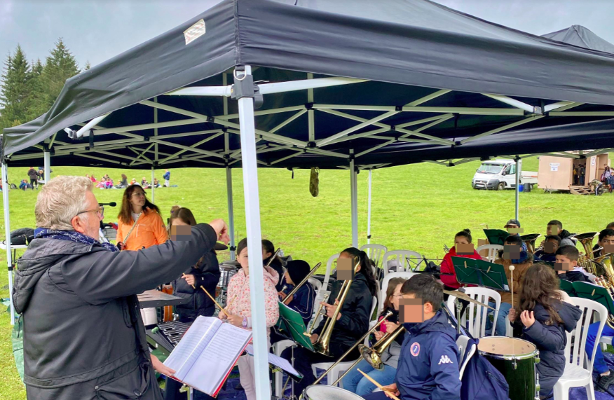 Vincemart1's tweet photo. Une journée inoubliable en hommage aux résistants du maquis de l'Ain. Les Chemins de la Mémoire, 1300 élèves entonnant le chant des partisans, et notre orchestre largement mis en valeur.
Immense 👏et🙏 à @ComiteUSEP01 pour cette organisation.
@RepOyonnax @Circoyo01 https://t.co/v9HfXYLcr5