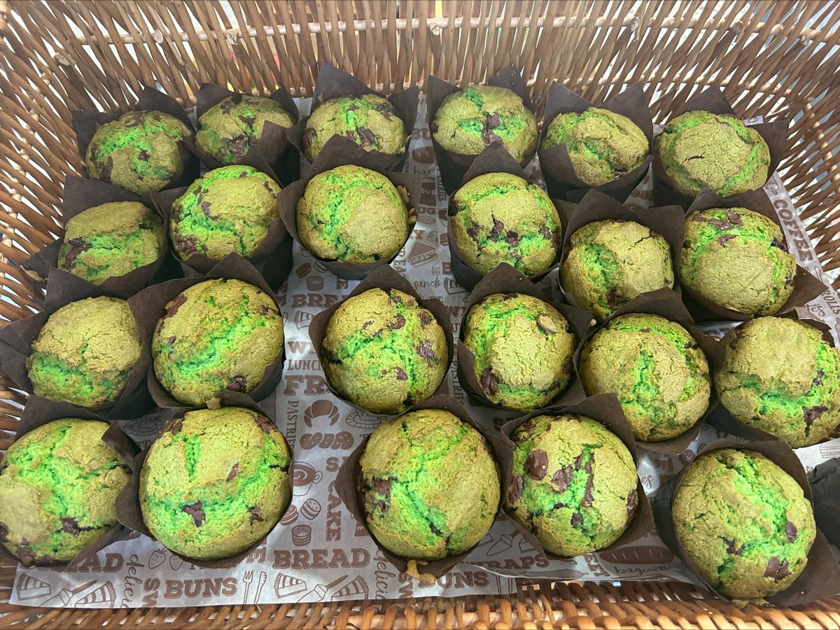 CRUK_CI's tweet image. A fab effort from @CRUK_CI members who took on the challenge to 💚Wear it Green💚 this Mental Health Awareness Week!

In addition to #WearItGreen Day, organised by the @mentalhealth foundation, our staff &amp;amp; students enjoyed green treats in the cafe and took time out in nature🌿