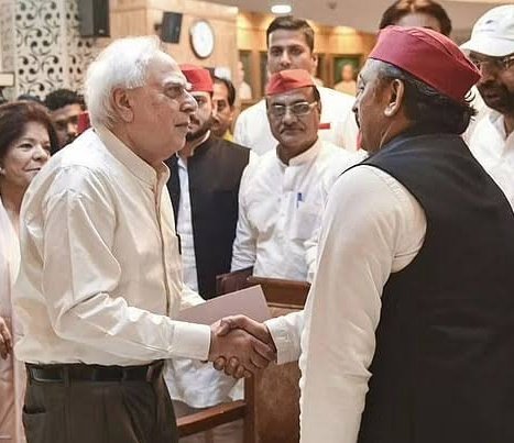 JaikyYadav16's tweet photo. समाजवादी पार्टी के राजसभा संसद और वरिष्ठ वकील कपिल सिब्बल ने सुप्रीम कोर्ट बार एसोसिएशन के अध्यक्ष का चुनाव जीत लिया है।  

एक लोकतंत्र में एक वकील का ओहदा बहुत अहम होता है। कपिल सिब्बल जैसे वकील हमारे देश के लिए बेहद ही ख़ास हैं।

कपिल सिब्बल को 1066 वोट मिले जबकि उनके निकटतम प्रतिद्वंदी प्रदीप कुमार राय को 689 वोट मिले।