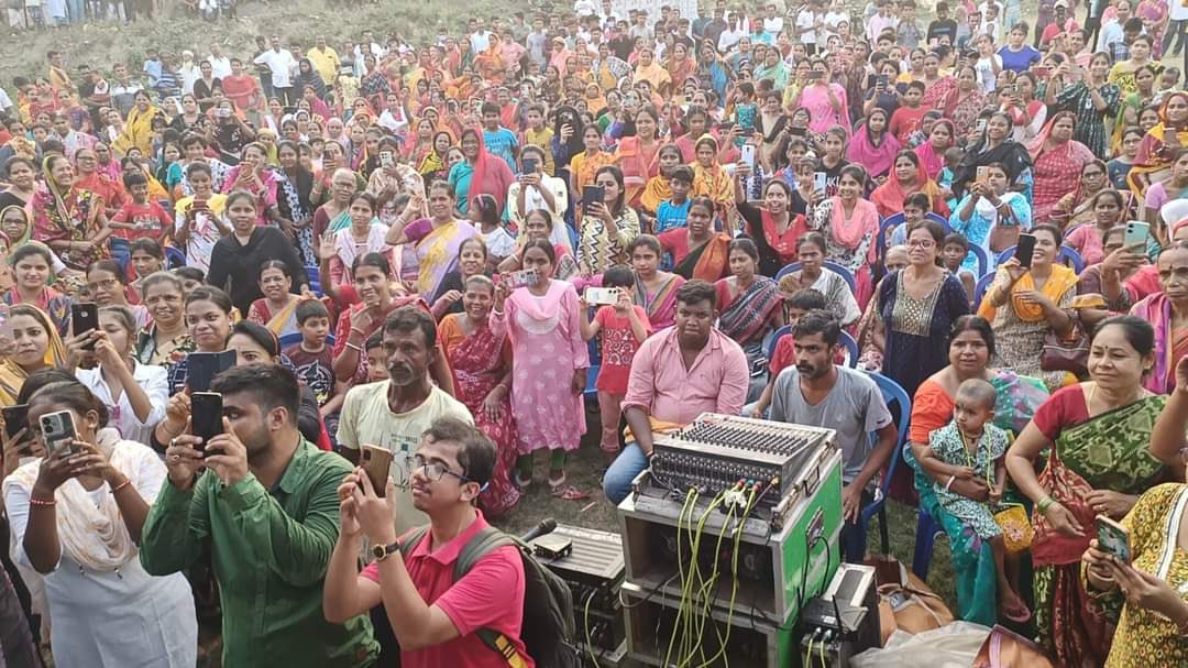 Our leaders Smt. Sushmita Dev and Smt. Sayantika Banerjee led a janasabha rallying support for our MP candidate from Barrackpore, Shri Partha Bhowmick. People gathered in droves to express their solidarity and send a message that BJP's goondaraaj will come to an end and