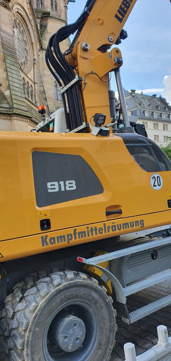 Zunächst verstörend dann überraschend analog, neue Perspektiven auf die eigene Arbeit frei Haus vors Büro geliefert #hochstrittig