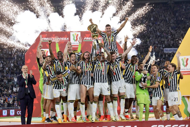 Complimenti alla @juventusfc per la conquista della 15ª #CoppaItaliaFrecciarossa della sua storia, grazie alla vittoria in finale contro l'ottima @Atalanta_BC. Applausi alla squadra, allo staff tecnico e a tutta la società bianconera per la vittoria del trofeo! #calcio @SerieA