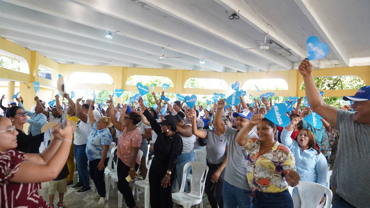 Crecemosrd's tweet photo. ¡Estamos en las calles con nuestra gente de Los Ríos y Cristo Rey, listos para salir a votar este 19 de Mayo por el presidente @luisabinader! 🩵 https://t.co/6s2Hm3YGkc