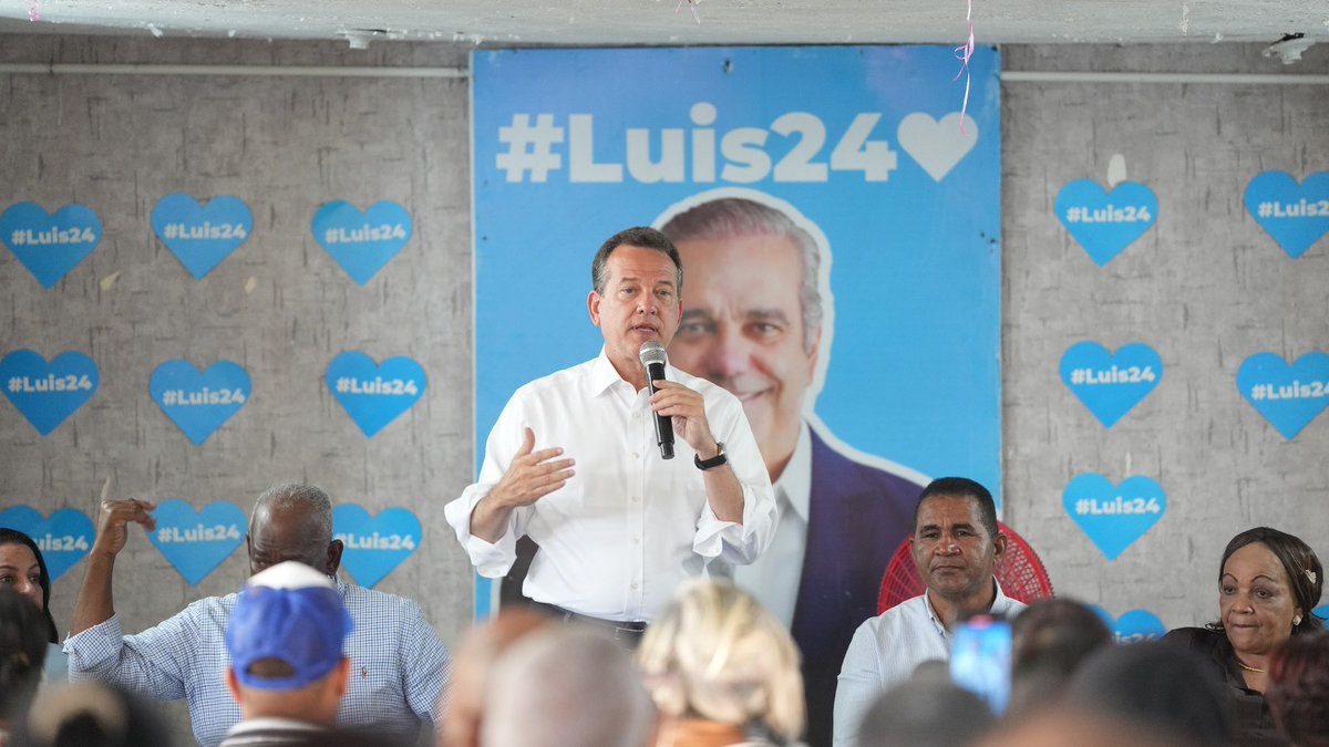 Crecemosrd's tweet photo. ¡Estamos en las calles con nuestra gente de Los Ríos y Cristo Rey, listos para salir a votar este 19 de Mayo por el presidente @luisabinader! 🩵 https://t.co/6s2Hm3YGkc