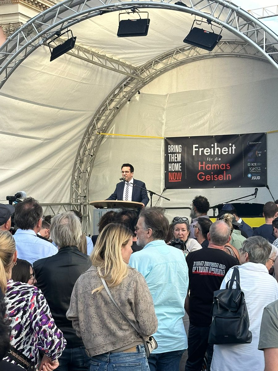 Zentralrat der Juden in Deutschland (@zentralratjuden) on Twitter photo Zentralratsgeschäftsführer <a href="/DanielBotmann/">Daniel Botmann</a> auf dem Platz der Hamas-Geiseln in Berlin: „Antisemiten und Israel-Hasser werden in Deutschland nicht das letzte Wort haben! Wir lassen das nicht zu!“ #bringthemhomenow Zentralratsgeschäftsführer <a href="/DanielBotmann/">Daniel Botmann</a> auf dem Platz der Hamas-Geiseln in Berlin: „Antisemiten und Israel-Hasser werden in Deutschland nicht das letzte Wort haben! Wir lassen das nicht zu!“ #bringthemhomenow