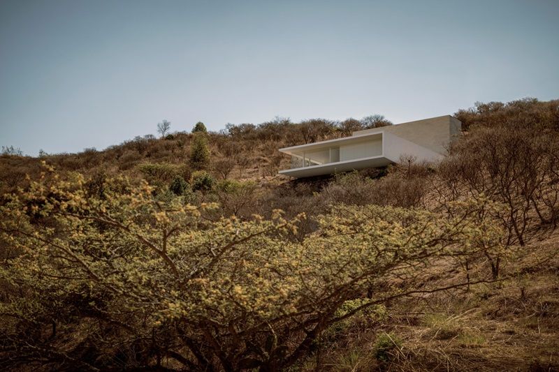 El equipo de arquitectos de Hw Studio diseña una vivienda privada en la región mexicana de Michoacán, inspirada en el trazo de la letra Shi del hiragana, uno de los dos silabarios del japonés. 

buff.ly/3UIOs5F
