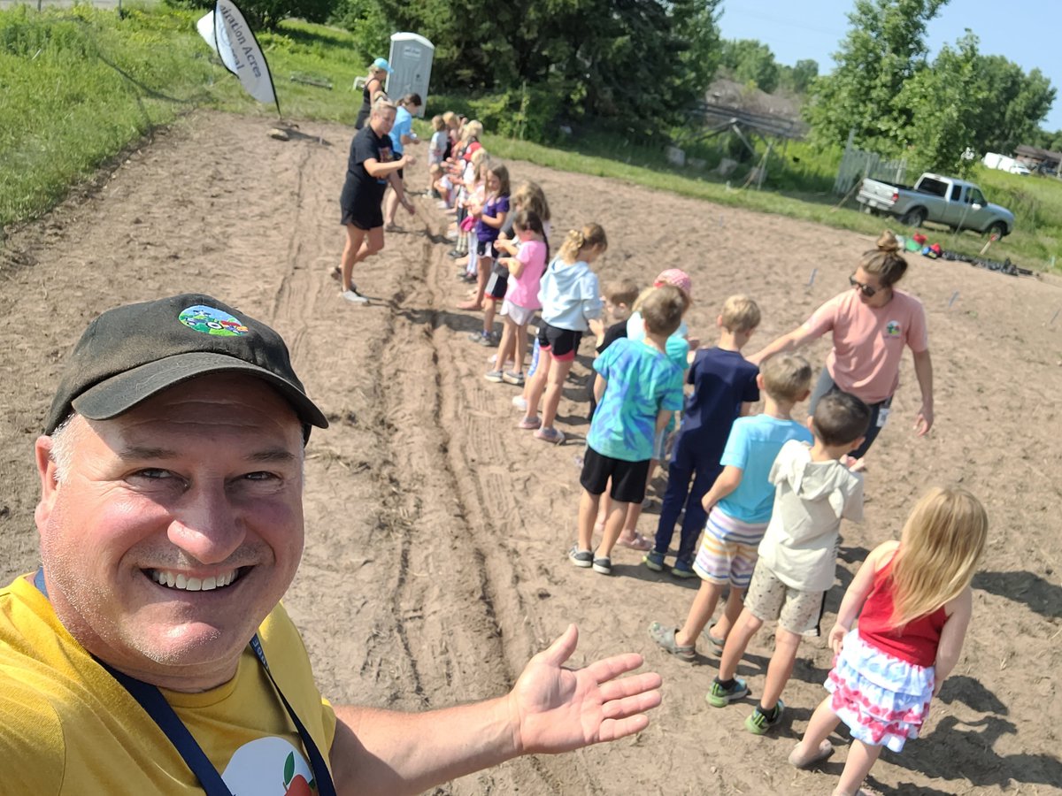 🟢👍 Lots of green thumbs at @HSSD! Students engage in hands-on, experimental learning through gardening which empowers kids and their families to contribute to their schools and communities. #WISchoolGardenDay