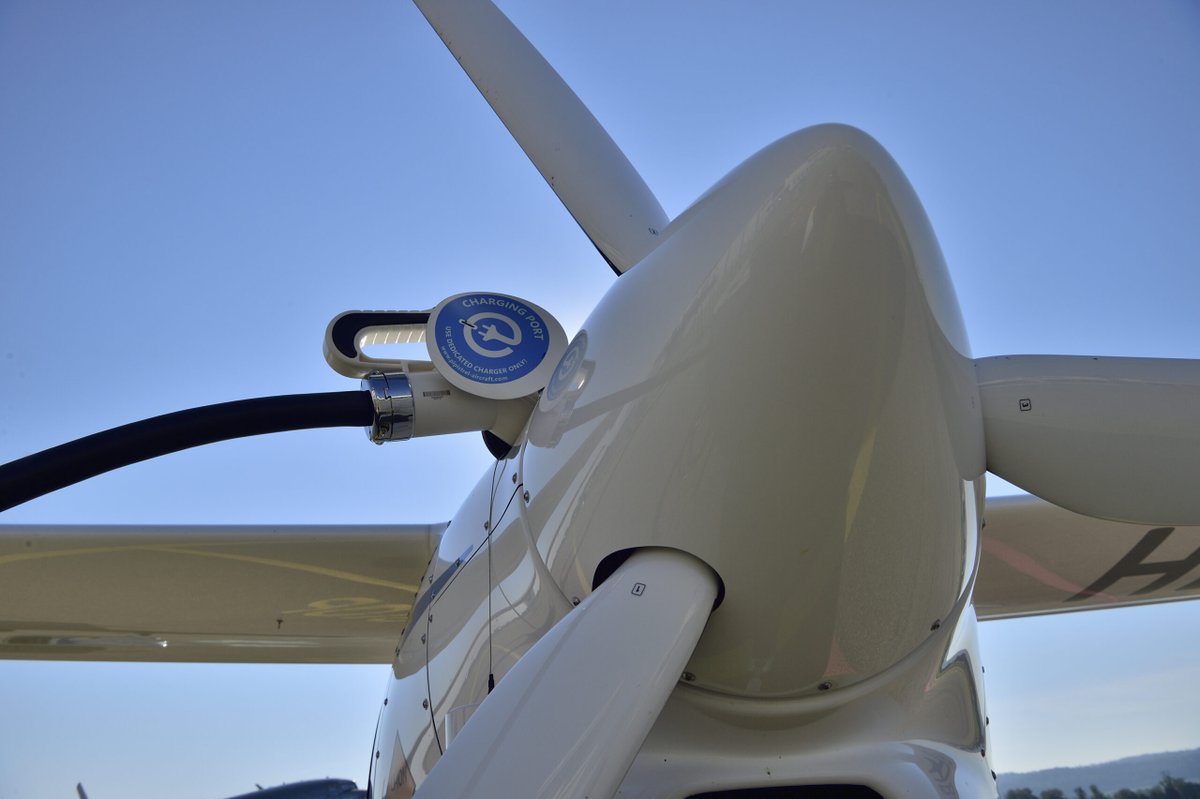 Worlds first Airshow with electric aircraft. No noise. Zero Emissions. 9. +11. Aug. 2024  #Seenachtfest Rapperswil.  Flown  by  Swiss  F/A-18  Pilots.
eforce.aero