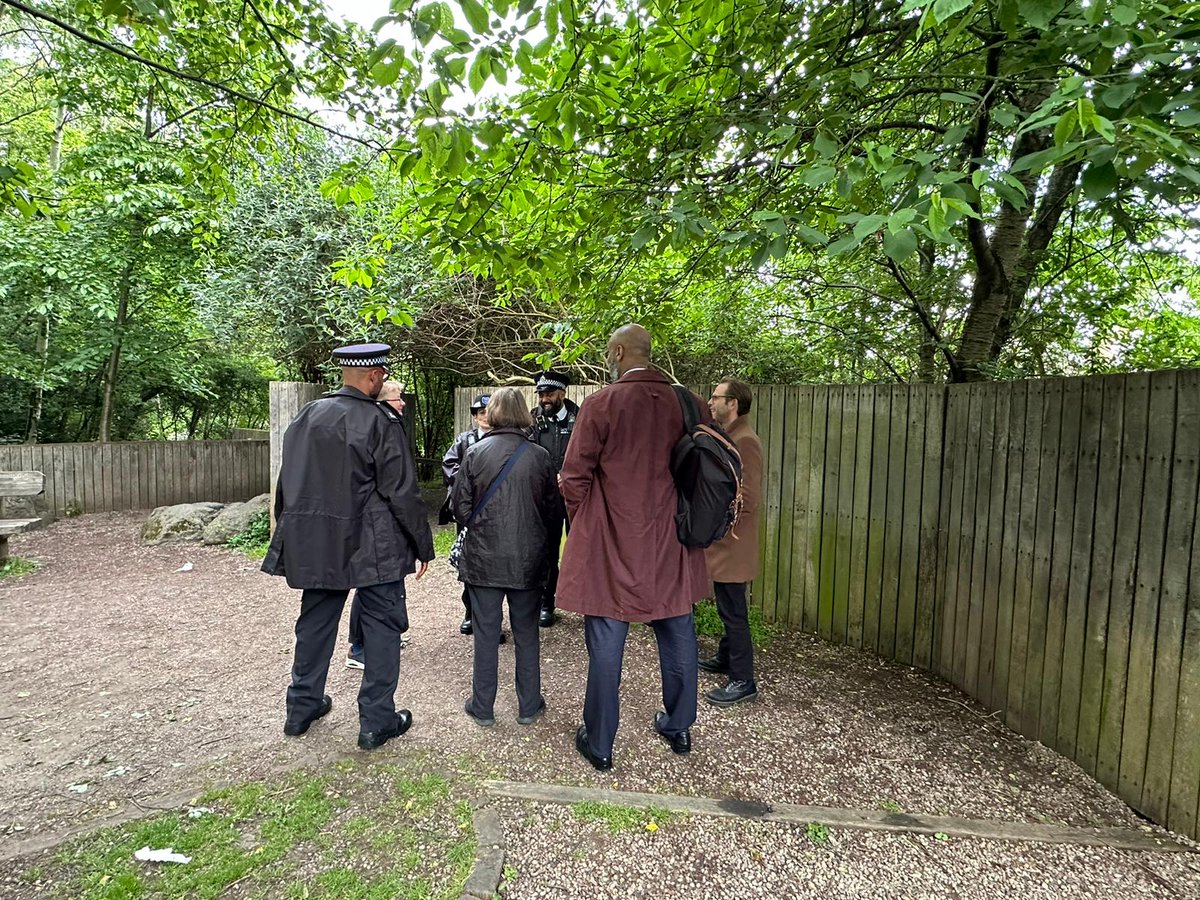This afternoon officers from our Arsenal Ward team, Superintendent Jack May-Robinson, Cllr John Wolf & Community Safety Director Besserat Atsebaha, met with members of the community for our Safer Spaces walk and talk!