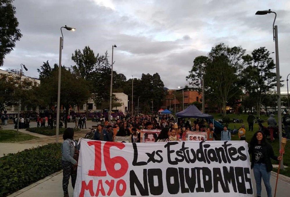 #UnDiaComoHoy en 1984, militares irrumpieron violentamente en las residencias estudiantiles de la Universidad Nacional.

En los edificios Uriel Gutiérrez y Camilo Torres fueron torturados, desaparecidos y masacrados un número indeterminado de estudiantes.

¡Memoria es justicia!