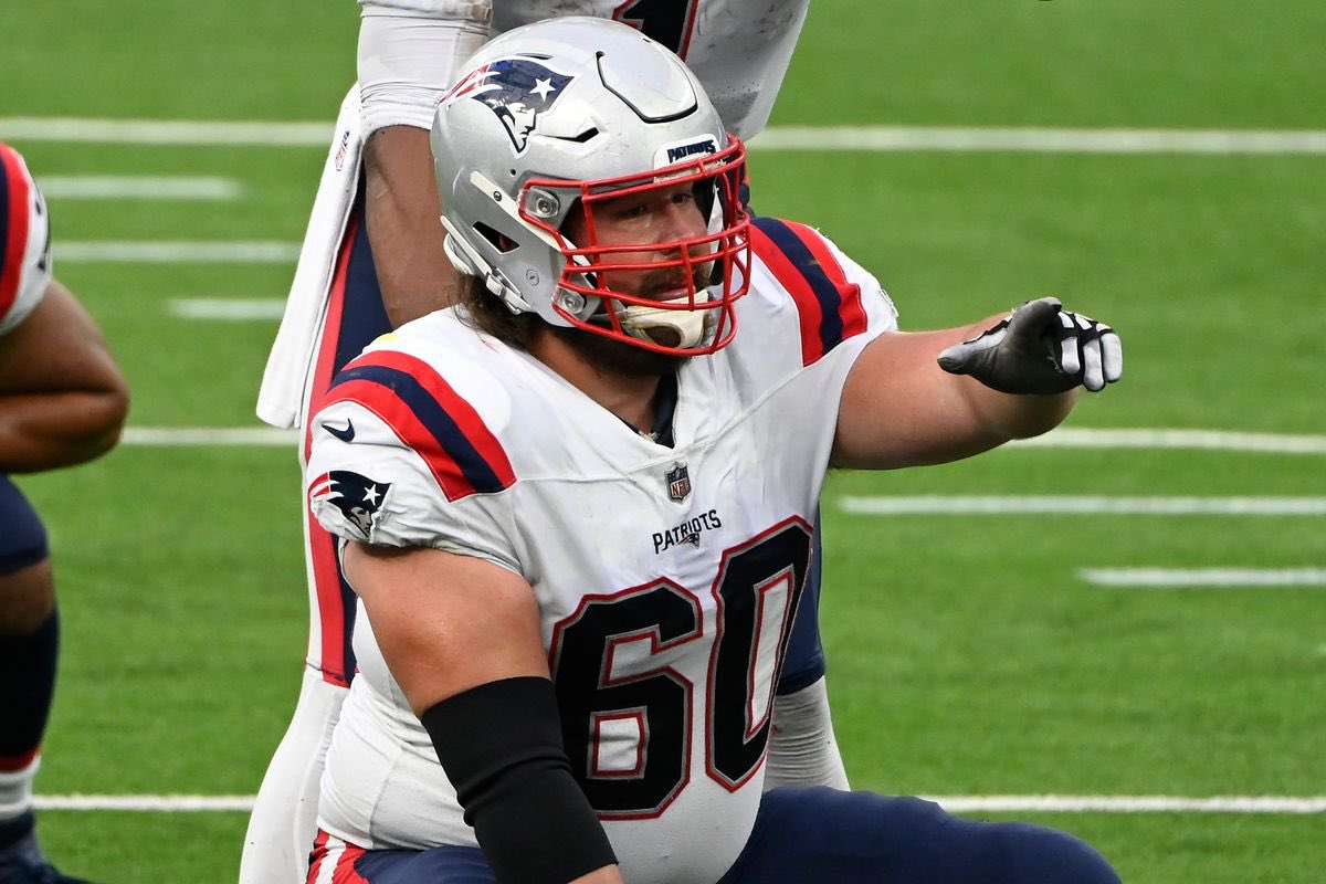 The #Patriots have signed C David Andrews to an extension that runs through 2025, per @FieldYates. 

The new deal grants Andrews $8 million in guarantees and it has a base value of $12 million over the next two seasons.

He isn’t going anywhere!
