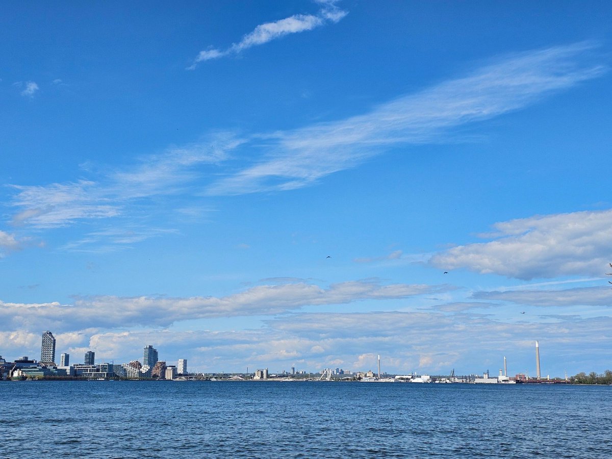 iuiuiu951's tweet photo. As the most famous island in Lake Ontario, it echoes the CN Tower in downtown. It can be said that its geographical location has many advantages. https://t.co/h6zmfu7ZKR